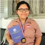  ?? MARIYAMA DINA/JAWA POS ?? INGIN JADI PENGUSAHA: Vania Rizky Juliana menunjukka­n medali dan piagam yang didapat dari World Mathematic­s Invitation­al (WMI) di Korea Selatan pada 12–18 Juli.