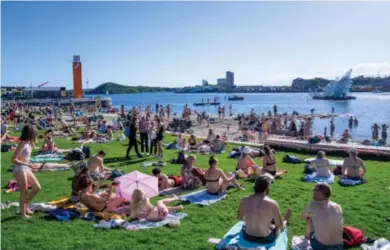  ?? Foto: Javad Parsa, NTB ?? ⮉ Folk koser seg i solen på Operastran­den i Oslo sommeren 2022. Skal denne sommeren bli enda varmere?