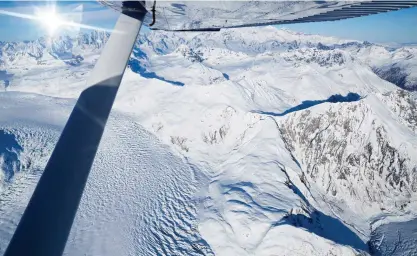  ??  ?? UPPLEVELSE. En flygresa i Alaska är inte bara transport. Samtidigt ser man en unik natur från ovan.