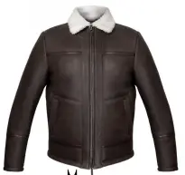  ??  ?? Il blouson in pelle e shearling per riscaldare le serate più fredde.