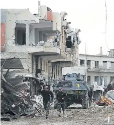  ?? Afp ?? ACCIÓN. Elementos del ejército iraquí captados en una incursión en el oeste de Mosul en la lucha contra el EI.