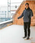  ?? ?? Im Wohnzimmer des Stadtpfarr­ers Christoph Leutgäb liegt noch Schnee.