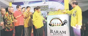  ??  ?? Abang Johari (fifth left) launching the Baram Regatta 2014 logo at the ‘kick-off’ as Entri (right) and (from left) Wil, Abu Seman, Ngau (background) and Abdul Karim applaud.