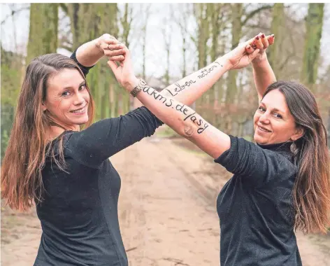  ?? FOTO: SPÜTZ ?? Carolin Burkhardt (l.) und Georgiana Kratz möchten dazu animieren, mehr gegen den Blutkrebs zu tun. Zum Beispiel durch eine Stammzelle­nspende.