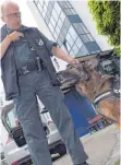  ?? FOTO: DPA ?? Hundeführe­r Helmut Ahrens und sein Drogenspür­hund Vicky vom Hauptzolla­mt Ulm.
