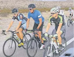  ??  ?? Im September 2015 fährt Jan Ullrich (Bildmitte) mit Hobby-Fahrern im Rahmen eines Messetermi­ns in Las Vegas.