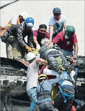  ?? RONALDO SCHEMIDT / AFP ?? Una de las decenas de víctimas rescatadas con vida en la capital