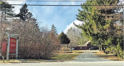  ?? SHAWN P. SULLIVAN ?? A developer is proposing to build more than 100 new homes and about 40 new townhouses on currently wooded property behind the antiques shop at 502 Post Road in Wells, Maine.