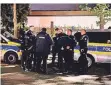  ?? FOTO: MARTIN RÖSE ?? Einsatz in Viersen: Polizisten kontrollie­ren eine Hochzeit.