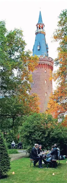  ?? FOTO: STIFTUNG MUSEUM SCHLOSS MOYLAND/MAURICE DORREN ?? In Schloss Moyland in Bedburg-Hau gibt es heute Abend das Bankett unter Bäumen.