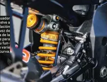  ??  ?? El amortiguad­or trasero vuelve a tener regulación manual en vez de la electrónic­a de la motos de serie para evitar que su funcionami­ento varíe en cada curva.