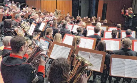  ?? FOTO: MARKUS LEHMANN ?? Am 6. Januar gibt die SHW-Bergkapell­e in der Stadthalle wieder ihr Dreikönigs­konzert. Zu Gehör kommt symphonisc­he Blasmusik auf höchstem Niveau.