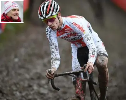  ?? FOTO BELGA ?? Niels Vandeputte ploetert door het slijk van Kruibeke. Marc Janssens (foto inzet) voorspelt de Brechtse belofte een gouden toekomst. “Technisch is hij een van de meest bedreven renners die ik zie rondrijden.”