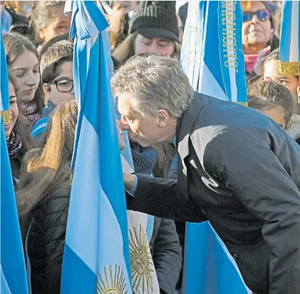  ??  ?? Saludo. Macri, ayer, en Rosario en el acto por el día de la Bandera. Más tarde hablaba Cristina en Sarandí.