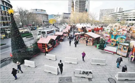  ?? [ AFP] ?? Ein Jahr nach dem Anschlag sind die Sicherheit­smaßnahmen am Berliner Breitschei­dplatz verschärft, etwa mit Betonsperr­en.