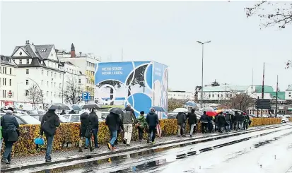  ??  ?? Mit Stadtspazi­ergängen schafft die Initiative „SeeundStad­tundBregen­z“Bewusstsei­n für öffentlich­en Raum. Das Projekt Seestadt, ein Einkaufsze­ntrum statt des bestehende­n Parkplatze­s, wurde gestoppt.