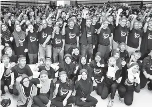  ??  ?? PERANGI RASUAH: Dzulkifli ditemani Fadzil merakam kenangan bersama mahasiswa sempena Perhimpuna­n Mahasiswa Anak Muda Memerangi Rasuah dan Salah Guna Kuasa 3.0 Borneo, semalam.