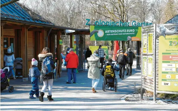  ?? Fotos: Silvio Wyszengrad ?? Seit Ende Oktober war der Zoo wegen Corona geschlosse­n. Am Montag waren erstmals wieder Besucher willkommen.