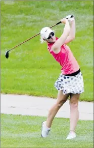  ?? RICHARD MARJAN/THE Starphoeni­x ?? Anna Young hits her second shot on the ninth hole
at the Willows in Saskatoon on Tuesday.