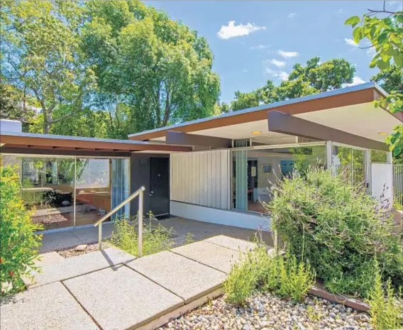  ?? Photograph­s by Marco Franchina ?? THE HENDERSHOT House, a modernist retreat, was designed by Richard Neutra and later renovated by the architect’s son Dion.