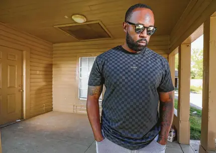  ?? Steve Gonzales / Staff photograph­er ?? Kenyatta Jones says he is “just coming to grips with not having my son.” The father of seven said he and his children just moved into their Channelvie­w home last month. Police say the house previously had possible criminal activity.