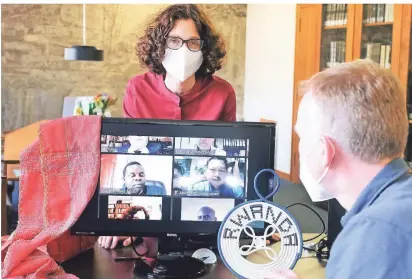  ?? FOTO: KEUSCH ?? Superinten­dentin Antje Menn und Pfarrer Matthias Schmid stehen im Kontakt mit den Partnergem­einden in Ruanda und Indonesien, die von Musabyiman­a Assiel und
Abednego Juwarisman im Videochat vertreten werden.