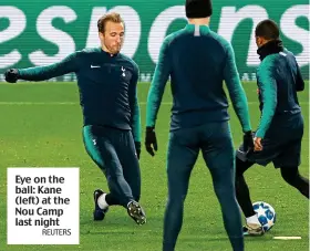  ?? REUTERS ?? Eye on the ball: Kane (left) at the Nou Camp last night