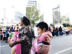  ?? AP ?? Inmediatam­ente sonó la alarma de sismo, muchas personas evacuaron edificios y salieron a las calles en la Ciudad de México.