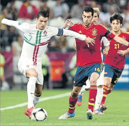  ?? FOTO: SIRVENT ?? Cristiano Ronaldo y Sergio Busquets durante el España-Portugal del Euro 2012