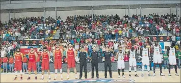  ?? FOTO: LOF ?? Crespón y minuto de silencio en Melilla. La Roja de baloncesto, antes del partido amistoso ante Senegal