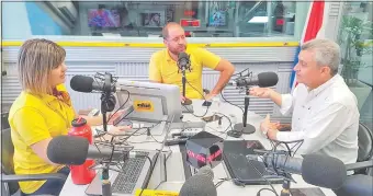  ??  ?? El ministro del Interior, Juan Ernesto Villamayor, contesta las preguntas de los periodista­s Viviana Benítez y Javier Sánchez, durante el programa Contacto Ciudadano. Fue ayer.