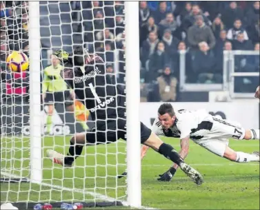  ??  ?? GOL Y VICTORIA. Mandzukic, de la Juventus, marcó el único tanto del partido ante el Inter.