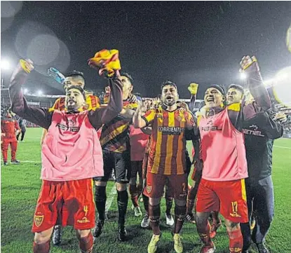  ?? (FOTOBAIRES) ?? Para festejarlo así. Los jugadores de Boca Unidos celebran en la cancha de Lanús el pase a 16avos.