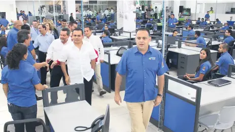  ??  ?? CAMBIOS. El alcalde Armando Calidonio visitó las modernas oficinas en Jardines del Valle, donde funcionan cuatro unidades.