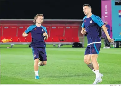  ?? ALI HAIDER / EFE ?? Modric y Perisic se entrenan en la última sesión preparator­ia de Croacia.