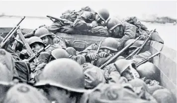  ?? ?? Fighting for every inch: US soldiers crossing the Rhine under enemy fire at Sankt Goar, Germany, March 1945