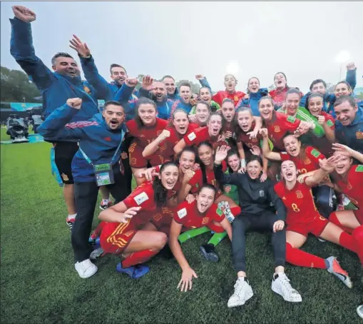  ??  ?? EN LA FINAL. Las jugadoras y el cuerpo técnico de la Selección Sub-17 celebran la victoria ante Nueva Zelanda en semifinale­s.