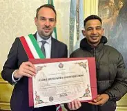  ?? ?? La premiazion­e Conte con il diploma dato a Faris