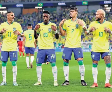  ?? ABEDIN TAHERKENAR­EH / EFE ?? Rapinha, Vinícius, Paquetá y Neymar celebran con un baile uno de los cuatro goles de Brasil.