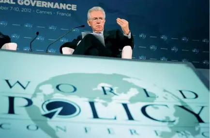  ??  ?? A Cannes Il premier Mario Monti a Cannes,
in Francia, dove ieri ha partecipat­o alla
World policy conference. Dalla
località della Costa Azzurra il premier ha svolto anche alcune consideraz­ioni che in qualche modo hanno anticipato la
decisione...