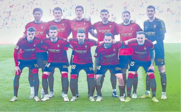  ?? ?? El once inicial de Osasuna posa con los brazaletes negros antes del encuentro.