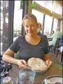  ?? Foto de cortesía ?? La Teresa Dovalpage con ‘aish baladi,’ un pan egipcio que se parece a una tortilla.