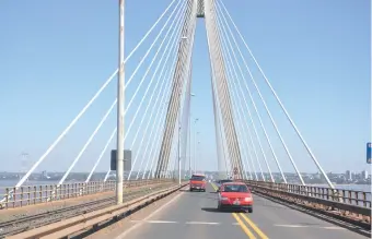  ?? ?? El puente San Roque González de Santa Cruz está cerrado hace más de un año y medio.