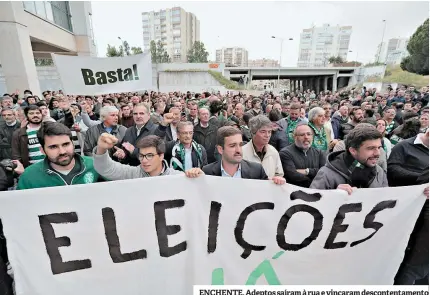  ??  ?? ENCHENTE. Adeptos saíram à rua e vincaram descontent­amento