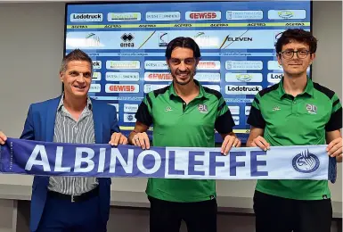  ?? ?? La presentazi­one Da sinistra, il direttore sportivo Aladino Valoti, Beppe Biava e il suo vice Raul Bertarelli