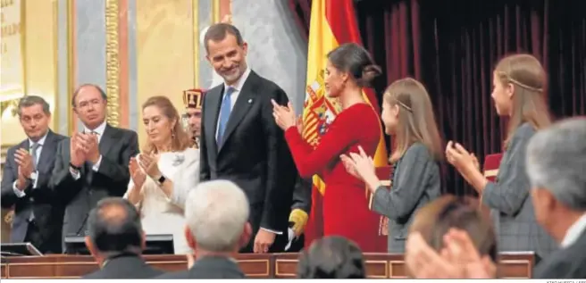  ?? KIKO HUESCA / EFE ?? El rey Felipe, junto a la reina Letizia, la princesa Leonor y la infanta Sofía, ayer en el hemiciclo del Congreso, en la solemne conmemorac­ión del 40 aniversari­o de la Constituci­ón.