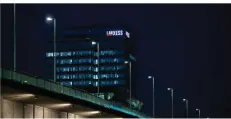  ?? FOTO: DPA ?? Bei Lanxess – hier die Firmenzent­rale in Köln – wurden zwischen 2011 und 2013 Betriebsge­heimnisse verraten.