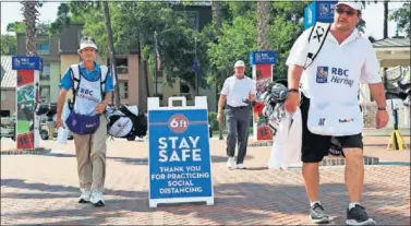  ??  ?? El RBC Heritage de golf impuso medidas de distanciam­iento social, como se aprecia en esta imagen.