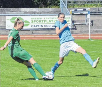  ?? FOTO: PETER HERLE ?? Der SV Alberweile­r (links Annika Enderle) peilt beim ersten Heimspiel der Saison gegen den SV Frauenbibu­rg drei Punkte an.