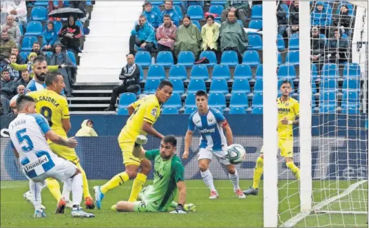  ??  ?? AUTOGOL. Jonathan Silva, en el momento de introducir­se el balón en propia puerta en el 0-2.